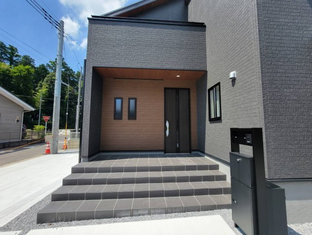 【LiveleGarden】宇都宮市西川田南 第8 限定1邸のエントランス|〇エントランス〇
防犯に欠かせないインターホンと、中身をしっかり守るダイヤル式ポストを標準完備！
入居したその日から、安全でストレスのない快適な生活が始まります☆
※2026年6月撮影