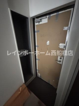 千葉市花見川区幕張町５丁目のアパートの玄関