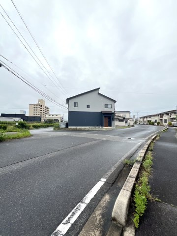 米子市陰田町　中古住宅の前面道路含む現地写真