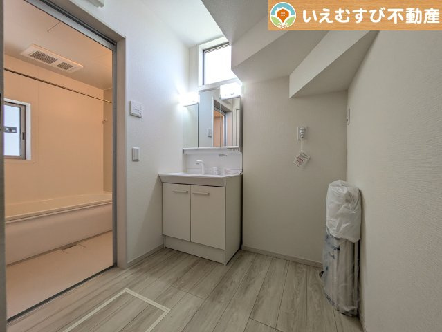 鴻巣市北新宿3期4号棟の独立洗面台|ゆとりの広さの洗面室
洗濯機を置いても余裕のある広さ！家事をするにも身支度するにも便利な広さですね！