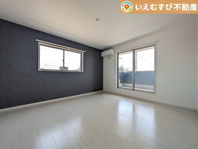 鴻巣市北新宿3期4号棟の洋室|2面採光で明るい居室
たっぷりの採光で明るいお部屋にアクセントクロスがおしゃれな洋室！