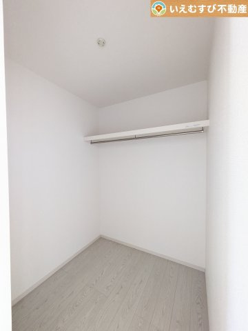 鴻巣市北新宿3期4号棟の収納|たっぷりの収納力を備えたウォークインクローゼット
たくさん収納できるので季節物やかさばるバッグなども片付きます♪