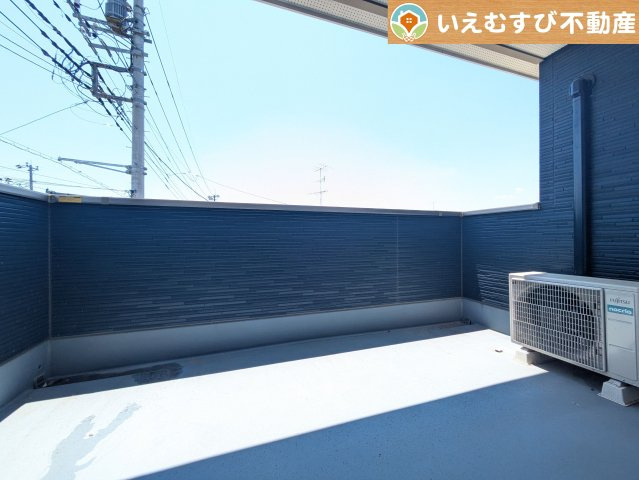 鴻巣市北新宿3期4号棟のバルコニー|南バルコニーで毎日のお洗濯もラクラク快適
しっかり太陽の光が降り注ぐ南向きなのでお洗濯物が乾きやすい♪