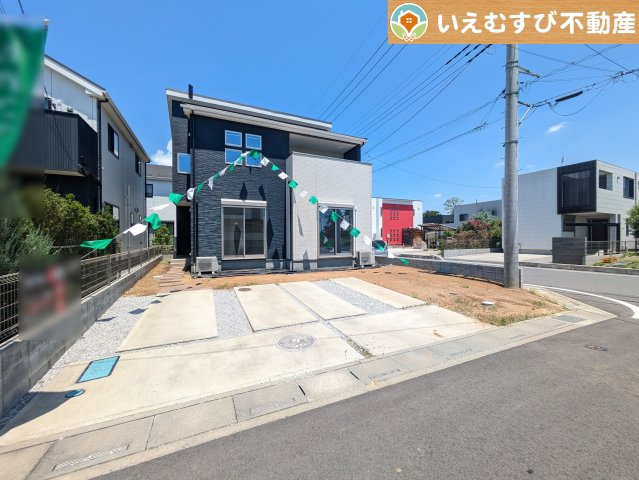 鴻巣市北新宿3期4号棟の駐車場|2台駐車可能なスペース完備
しっかり舗装してある駐車スペースで天気が悪く足元が悪い日でも乗り降りしやすい♪