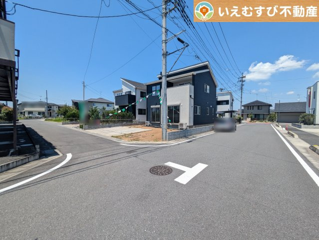 鴻巣市北新宿3期4号棟の前面道路含む現地写真|南東角地で開放的
ゆとりの広さの前面道路でお車の出し入れ楽々♪南東角地で日当り良好！