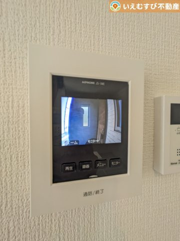 鴻巣市北新宿3期4号棟のセキュリティ|モニター付きインターフォン
誰が来たかわかるモニター付きで来客時はもちろん、お子様のお留守番にも安心の設備！