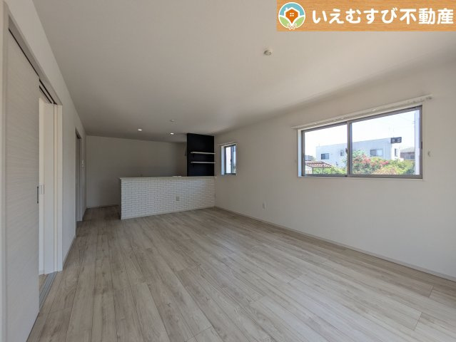 鴻巣市北新宿3期4号棟の居間・リビング|自然光で満たされる明るく開放感溢れるリビング
たっぷりの採光で明るい空間。家族みんなでくつろげます♪