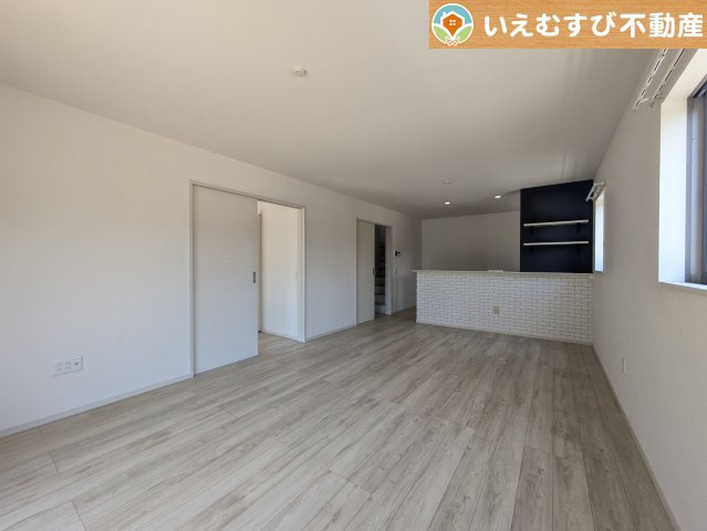 鴻巣市北新宿3期4号棟の居間・リビング|ナチュラルな色合いで落ち着いた印象のリビングダイニング
ぬくもりのあるナチュラルな空間。グリーンを飾っても相性が良さそうですね♪