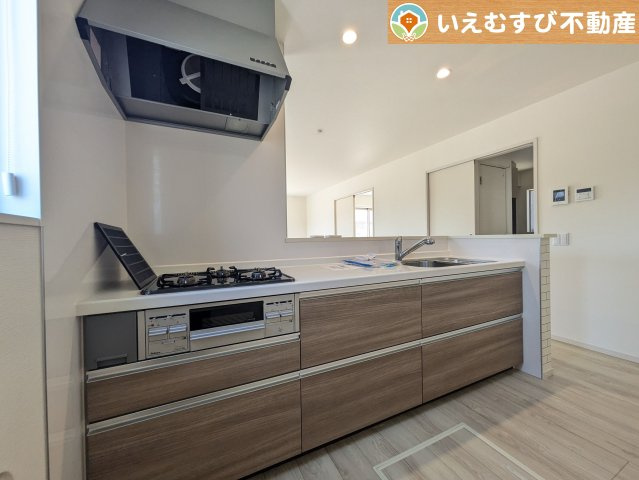 鴻巣市北新宿3期4号棟のキッチン|機能性収納性に溢れるキッチン
収納もたっぷり付いていてすっきり片付く！毎日楽しくお料理が出来そうです！