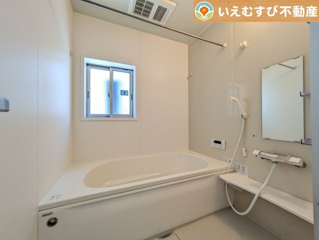 鴻巣市北新宿3期4号棟の浴室|ナチュラルな色合いで落ち着いた空間
優しい色合いでくつろぎの浴室。ゆっくり過ごしながら疲れを取りましょう♪