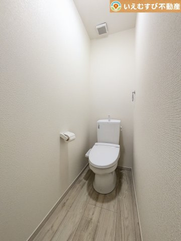 鴻巣市北新宿3期4号棟のトイレ|シンプルで清潔感のあるトイレ
暖房便座付きなので寒い冬でも快適に使用できます！