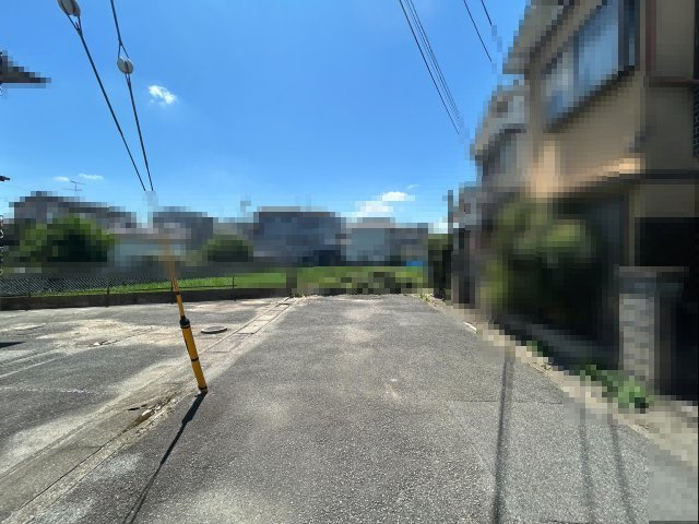 長岡京市開田4丁目の前面道路含む現地写真|第一種住居地域の穏やかな住環境で、ゆったりと暮らせます。