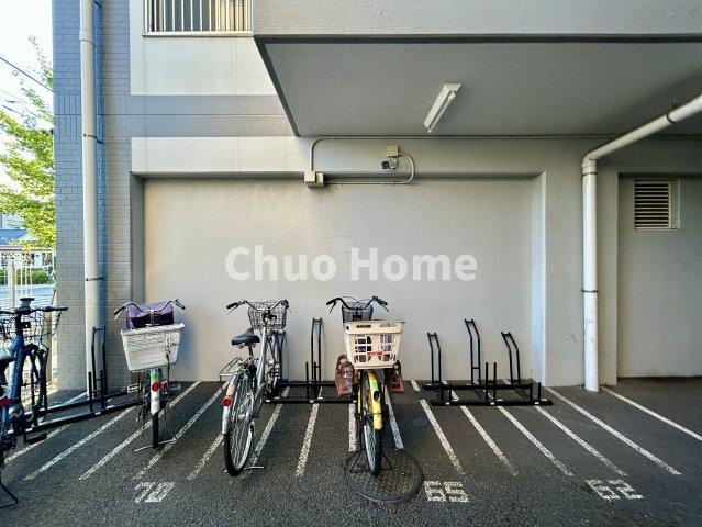 アーバンヒルズ北綾瀬第2の駐輪場|【自転車置き場】最新の空き状況や費用などの詳細は担当スタッフまでお問い合わせください。