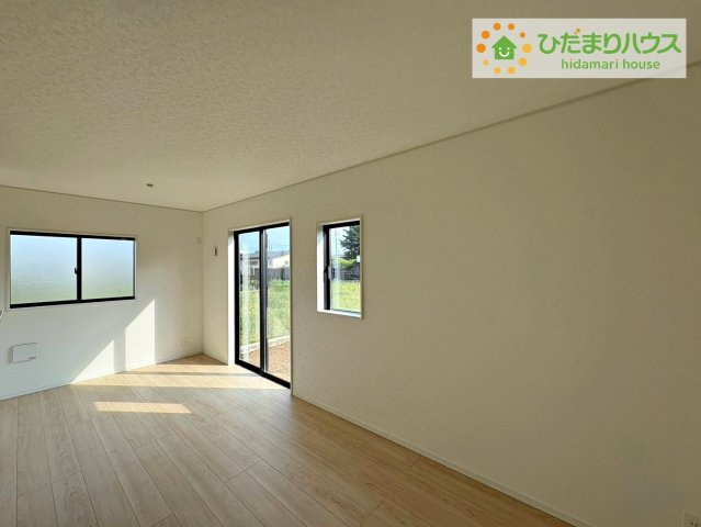 ひたちなか市津田第3　新築戸建　4号棟の居間・リビング|お子様が元気に遊べる広々としたリビングです。