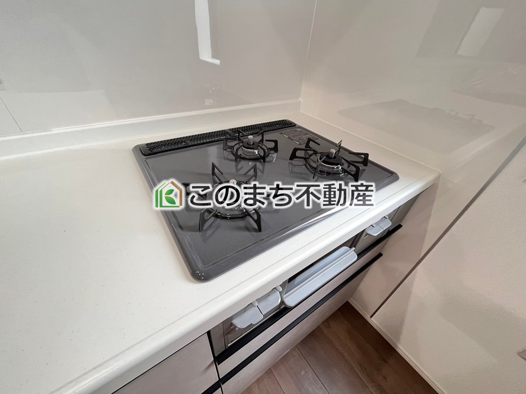 GRAFARE宇都宮市東峰のキッチン|三ツ口コンロ採用で、同時調理もスムーズ◎！お料理を並べられるカウンター付きで、配膳・片付けをサポート！リビングで過ごすご家族とコミュニケーションを楽しみながら作業可能です♪