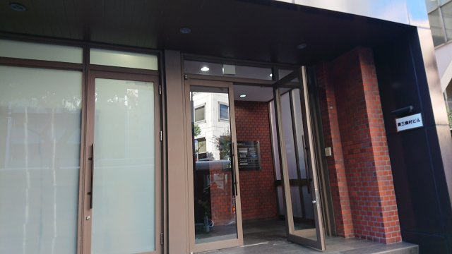 第三梅村ビルのエントランス