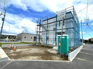 【外観】 | 袖ケ浦市横田　新築戸建　横田駅 | ただいま建築中です！！
角地で陽当たり良好♪
閑静な住環境で永く暮らしていただけます。