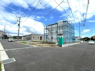 【前面道路含む現地写真】 | 袖ケ浦市横田　新築戸建　横田駅 | ただいま建築中です！！
角地で陽当たり良好♪
閑静な住環境で永く暮らしていただけます。