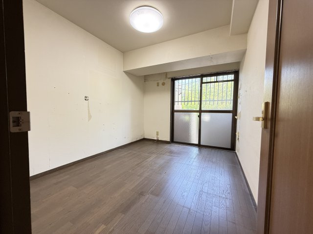 ボナール常滑　2階の洋室|各居室に収納スペースが備わっている邸宅。普段使わないような物や洋服を置いておくことで、居室を広くキレイに利用することが可能です。
