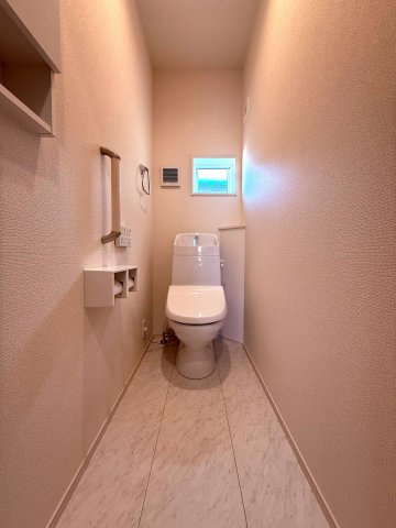 新築戸建　伊豆の国市中條　全1棟　のトイレ|各階にトイレがあるため、朝の支度もスムーズにすすみます。