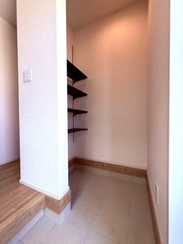 新築戸建　伊豆の国市中條　全1棟　の収納|収納力のあるシューズインクロークにはご家族みんなも靴がスッキリ収納できます。