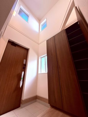 新築戸建　伊豆の国市中條　全1棟　の玄関|清潔感のある玄関