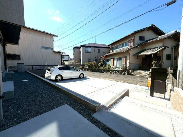 新築戸建　伊豆の国市中條　全1棟　の駐車場|駐車スペースはコンクリート仕上げになっているため、雨の日も足元が気になりません♪