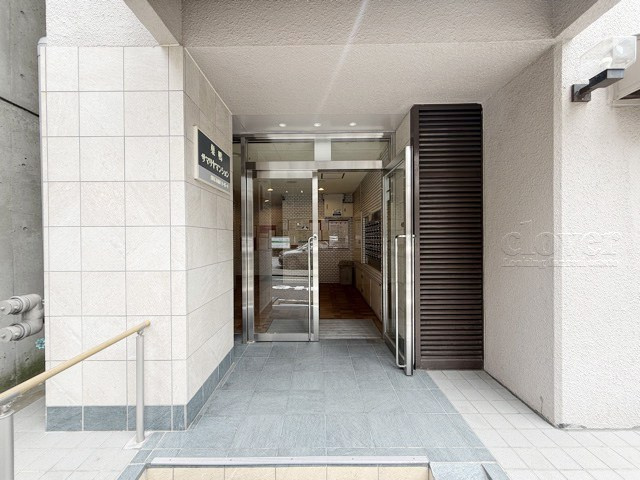 【エントランス】 | 巣鴨サマリヤマンション | お客様を、そして住人を出迎えてくれるマンションのエントランス。ゴミが落ちていないことからも、管理状態の良さや住民の節度の高さが見て取れます。～即日のご見学可能～　お問合せはお気軽にどうぞ。