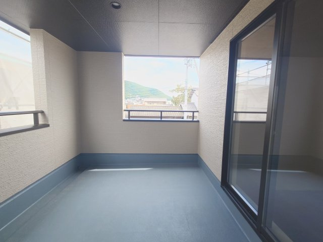 リーブルガーデン高松市仏生山町第七◇2026年度補助金対象の長期優良住宅です！のバルコニー|バルコニー
子どもの遊び場やペットスペースとしても活用しやすく、雨の日でも洗濯物が干せるインナーバルコニー付きです！多目的なプライベート空間としても利用できます。