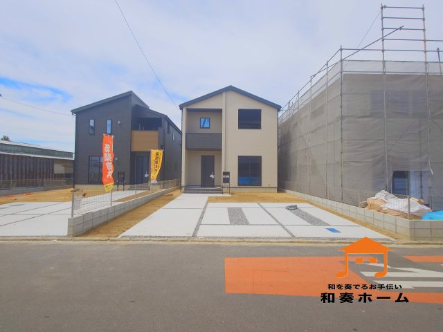 リーブルガーデン高松市仏生山町第七◇2026年度補助金対象の長期優良住宅です！の前面道路含む現地写真|前面道路が広いので、ファミリーカーのような大きな車でも車庫入れも余裕を持ってできるのが魅力的なお家です。