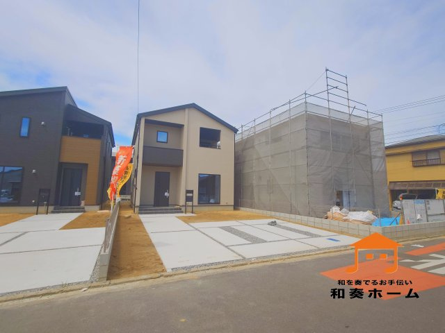 リーブルガーデン高松市仏生山町第七◇2026年度補助金対象の長期優良住宅です！の前面道路含む現地写真|２号棟外観
広い敷地にゆったりとした配置で住宅が建てられ、日照や通風にも十分に配慮されています。
