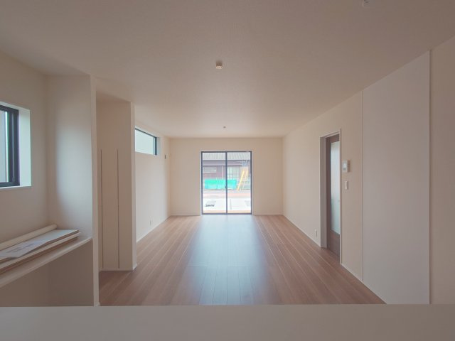 リーブルガーデン高松市仏生山町第七◇2026年度補助金対象の長期優良住宅です！の居間・リビング|リビング
１９帖の広いリビングは大型家具を置いても圧迫感が少なく、自由度の高いレイアウトが楽しめます(*^^)v
また、家族全員が同じ空間で別々のことをしても窮屈になりにくく、自然に集まりやすいです。