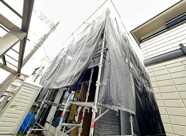 【外観】 | 志木市本町3丁目　新築一戸建住宅　全1棟　(丸井志木店) | 販売現地／2026年7月2日撮影
8月完成予定の新築一戸建住宅！
