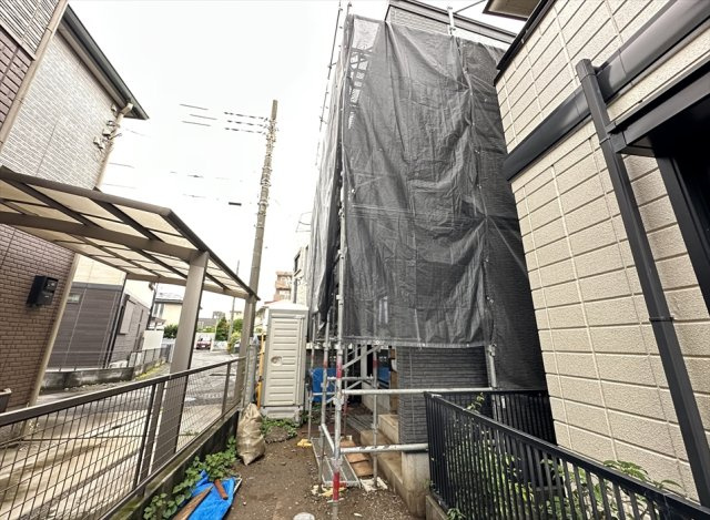 【外観】 | 志木市本町3丁目　新築一戸建住宅　全1棟　(丸井志木店) | 販売現地／2026年7月2日撮影
玄関ドアは防犯性も高いスマートキーを採用
