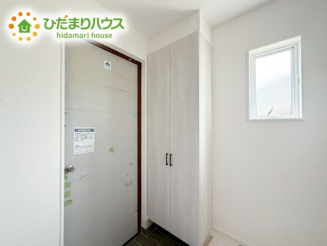 いわき市内郷高坂町大町　新築戸建の玄関|玄関にはシューズクロークがあるのでスッキリと片付きます♪靴以外にも屋外ホースやガーデニングセットなどもしまえて便利です！