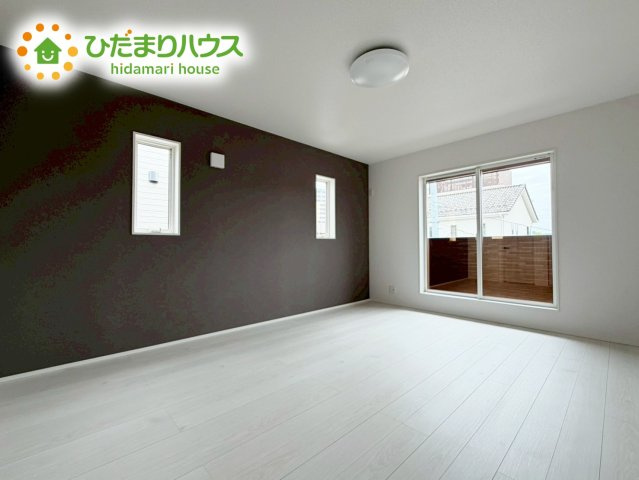 いわき市内郷高坂町大町　新築戸建の寝室|主寝室は広々していて安らげる空間に。大きな窓から光が差し込み、朝の目覚めも良さそう♪