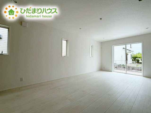 いわき市内郷高坂町大町　新築戸建の居間・リビング|大きな窓から差し込む光でいっぱいのリビング　休日もつい家にいる時間が長くなりそうです