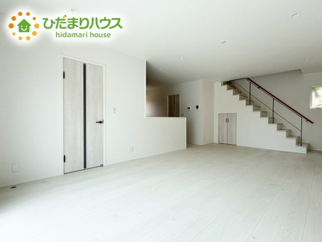 いわき市内郷高坂町大町　新築戸建の居間・リビング|奥行き感あるLDK。一体の空間ながらほどよい距離を保ち、家族がおもいおもいに好きな場所で寛げます。