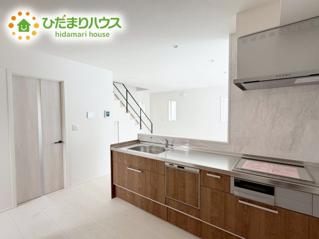 いわき市内郷高坂町大町　新築戸建のキッチン|家族でのコミュニケーションがとれる対面型システムキッチン。横一列にシンクとコンロをまとめたシンプルな形です。動きやすさとスタイリッシュなデザインが魅力。