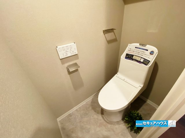 【中古マンション】名古屋市南区リフィア桜テラスのトイレ|【トイレ】
◆トイレ新品交換済み
◆◆高機能トイレの多くは便器のフタの開閉が自動であり、使用後に手動で水を流す面倒もなく非常に便利です。　