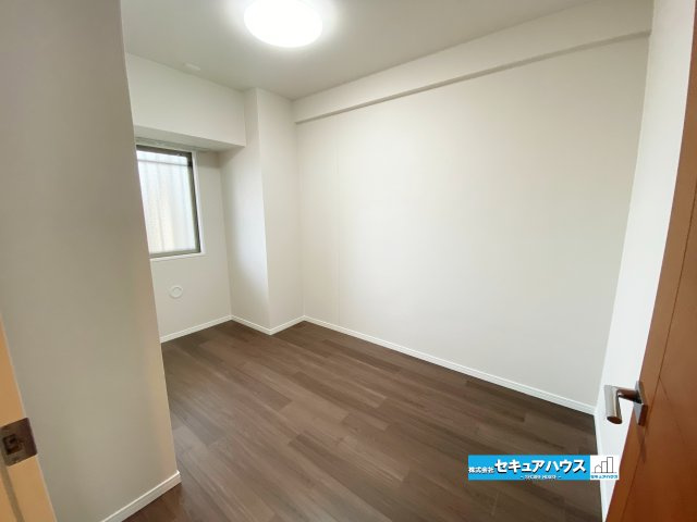 【中古マンション】名古屋市南区リフィア桜テラスの洋室|【洋室5帖】
◆クロス張替済み
◆明るい陽射しが差し込む心地よい洋室です。ベッドやデスクを配置しやすい使い勝手の良い間取りで、主寝室や子ども部屋、書斎などライフスタイルに合わせて幅広く活用できます。　