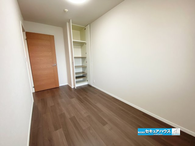 【中古マンション】名古屋市南区リフィア桜テラスの洋室|【洋室5帖】
◆クロス張替済み
◆広々とした居住空間は日々の暮らしを彩り、心のやすらぎと満足感を与えてくれます。通風と採光を考慮した設計は子供たちはのびのび育ち、家族でくつろぎと団らんを生み出します。
