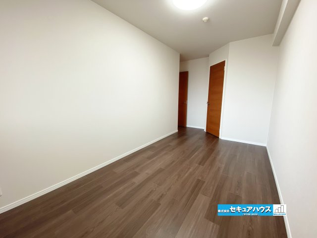 【中古マンション】名古屋市南区リフィア桜テラスの洋室|【洋室7.6帖】
◆クロス張替済み
◆家族一人ひとりの大切なプライベート空間。趣味に合わせて使って頂けるようシンプルに仕上げてあります。　　　　　　　　　　　　
