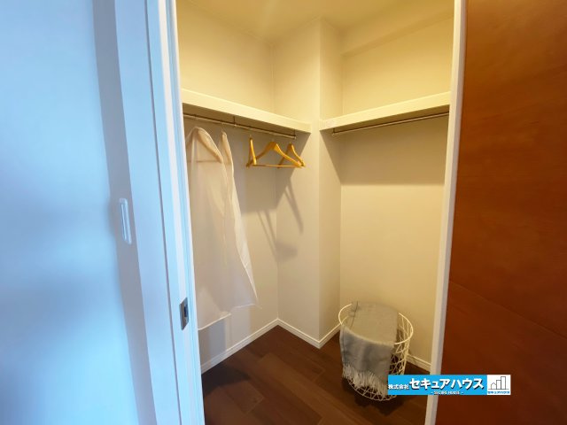 【中古マンション】名古屋市南区リフィア桜テラスの収納|【洋室7.6帖ウォークインクローゼット】
◆季節物の衣類や、大きい物から小さい物、季節家電なども収納できます。
　　　　　　　　　　　　　　　　
