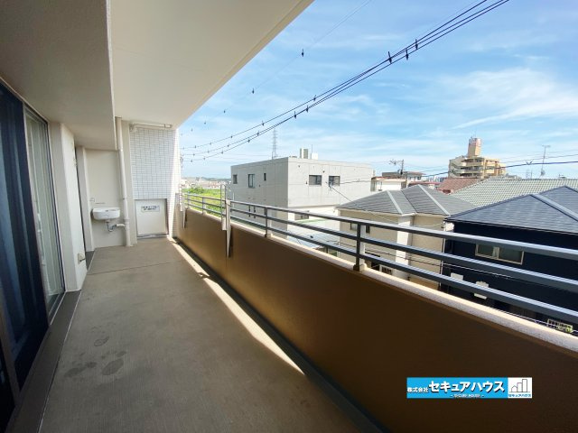 【中古マンション】名古屋市南区リフィア桜テラスのバルコニー|◆見晴らしもよく、太陽の温かな温もりをめいっぱい受け止めてくれます。
太陽の光と爽やかな風を受けたお洗濯物はあっという間に乾き、取りこむ時には太陽の匂いを感じられそうですね。　
