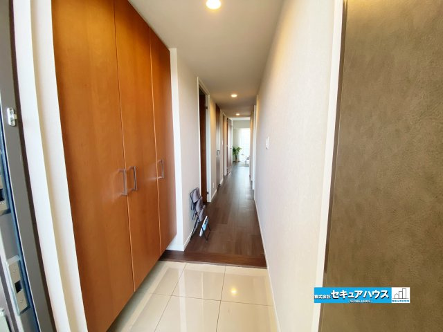 【中古マンション】名古屋市南区リフィア桜テラスの玄関|【玄関】
◆クロス張替済み
◆フローリング張替え済み
◆光が差し込み明るいです。気分も晴れやかになりますね。
◆玄関には、収納力のあるシューズクロークがございます。玄関まわりがすっきり片付きます。　　