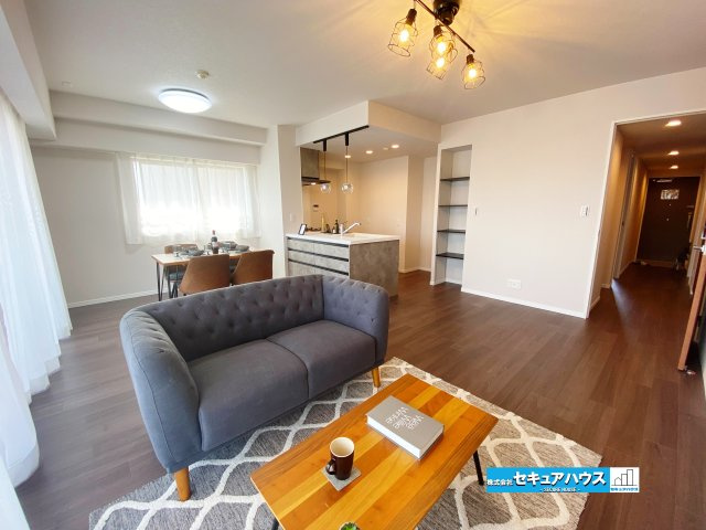 【中古マンション】名古屋市南区リフィア桜テラスの居間・リビング|【リビング】
◆家族揃ってリビングで過ごすお休みの日が、楽しみになる場所となることでしょう。
◆対面式のオープンキッチンは、家事をしながら家族の様子が一目でわかる安心＆便利設備♪　　　　