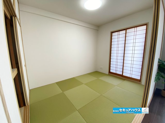 【中古マンション】名古屋市南区リフィア桜テラスの和室|【和室】
◆畳張替え済み
◆小さなお子様のお昼寝スペースや、遊び場としてお使いいただけます。
◆急来客時にも対応できる、独立した客間としてはもちろん、書斎や趣味のスペースとしても落ち着く空間です。　　
