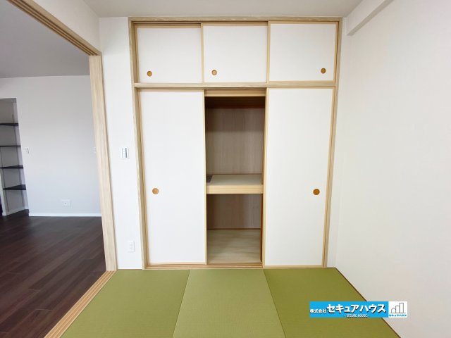 【中古マンション】名古屋市南区リフィア桜テラスの収納|【和室収納】
◆襖張替え済み
◆来客用の布団や座布団、季節用品などをすっきり収納できる和室収納です。　　