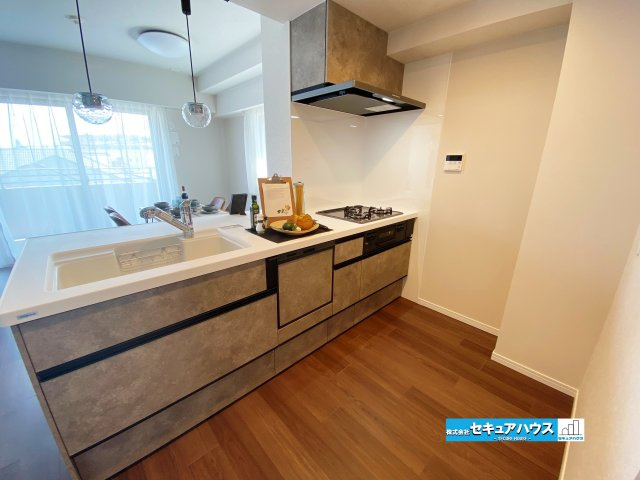 【中古マンション】名古屋市南区リフィア桜テラスのキッチン|【キッチン】
◆キッチン新品交換済み
◆「焼く・蒸す・煮る」の工程を同時進行で進めることができるので、料理を素早く作ることができます。　　　　　　　　　　　　　　　　　